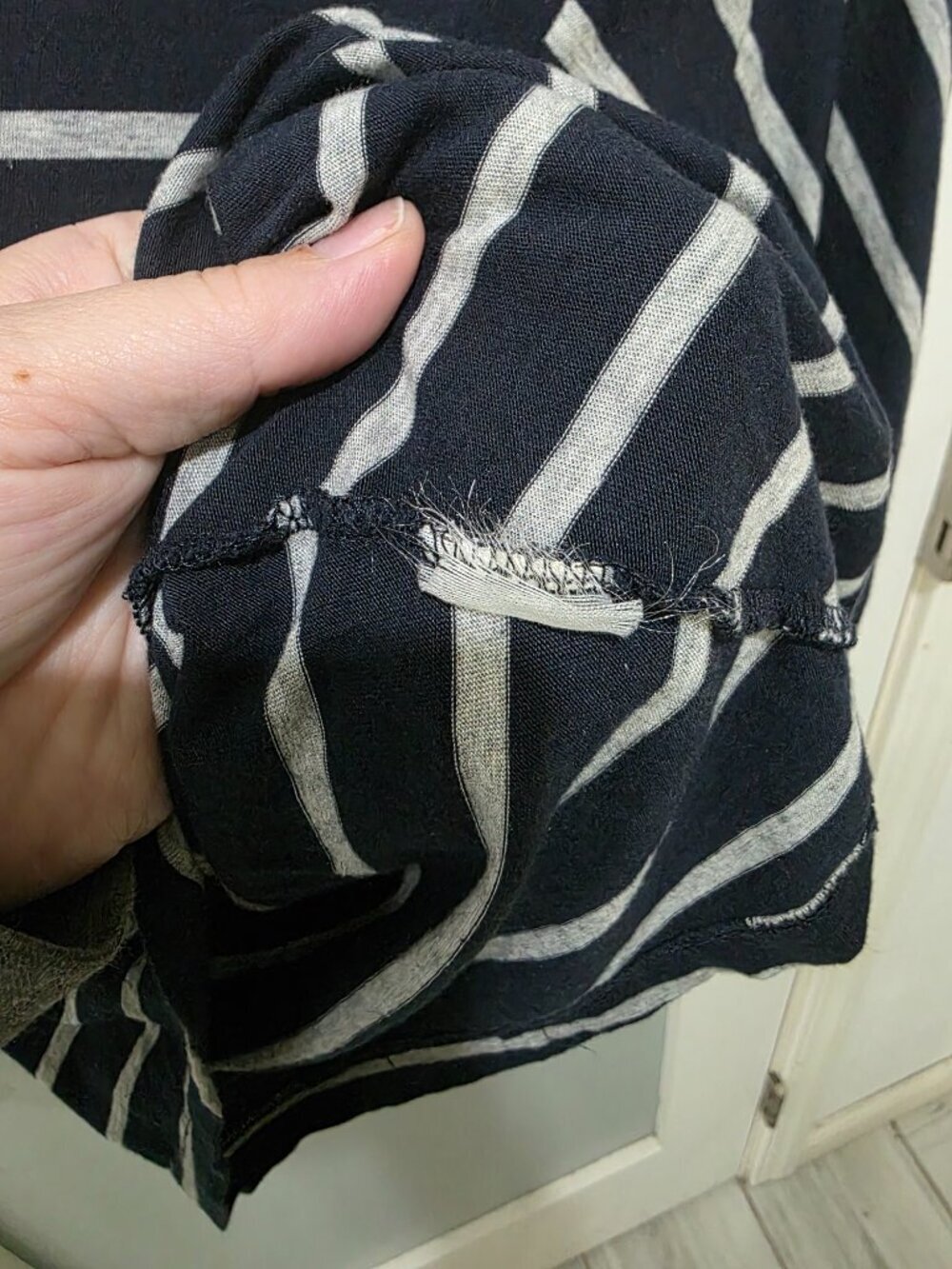 VINCE Striped 3/4 Sleeve Tee Navy Gray Soft Lightweight Knit Top Women’s Large - Picture 4 of 7
